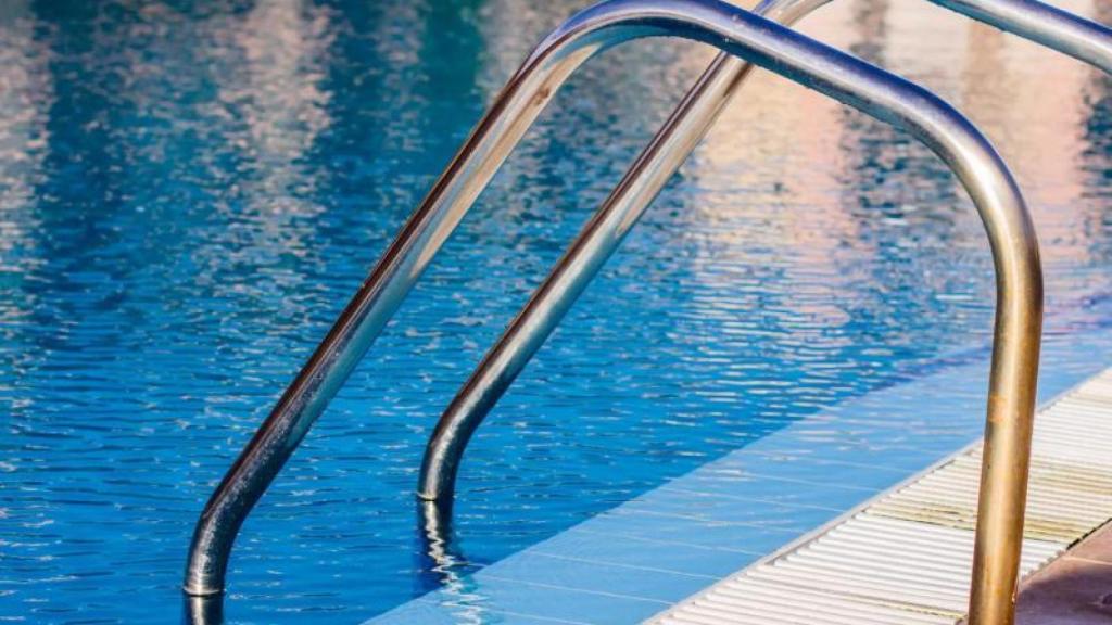 Permanece grave la mujer que sufrió una ahogamiento en la piscina de Azuqueca