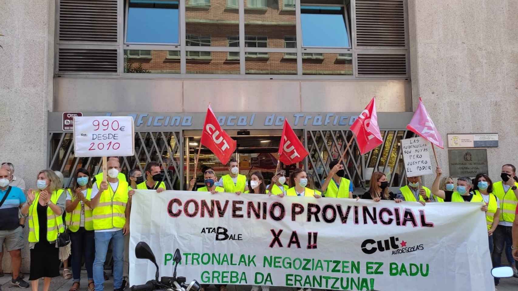 Trabajadores de autoescuelas de la provincia de Pontevedra, concentrados ante la sede de la DGT en Vigo.
