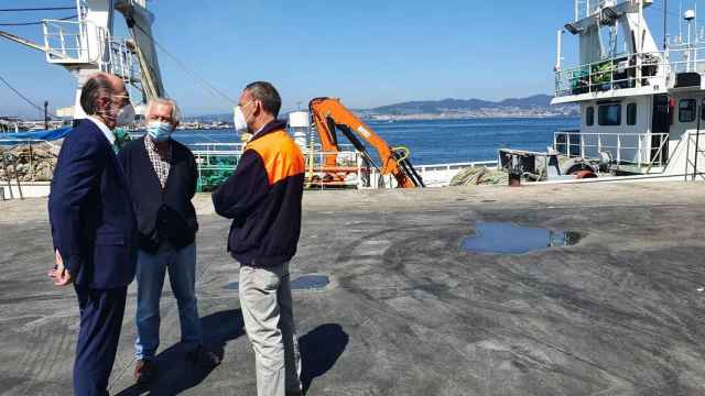 El presidente de la Autoridad de Vigo, Jesús Vázquez Almuíña, recibiendo al ‘Nuevo Confurco’