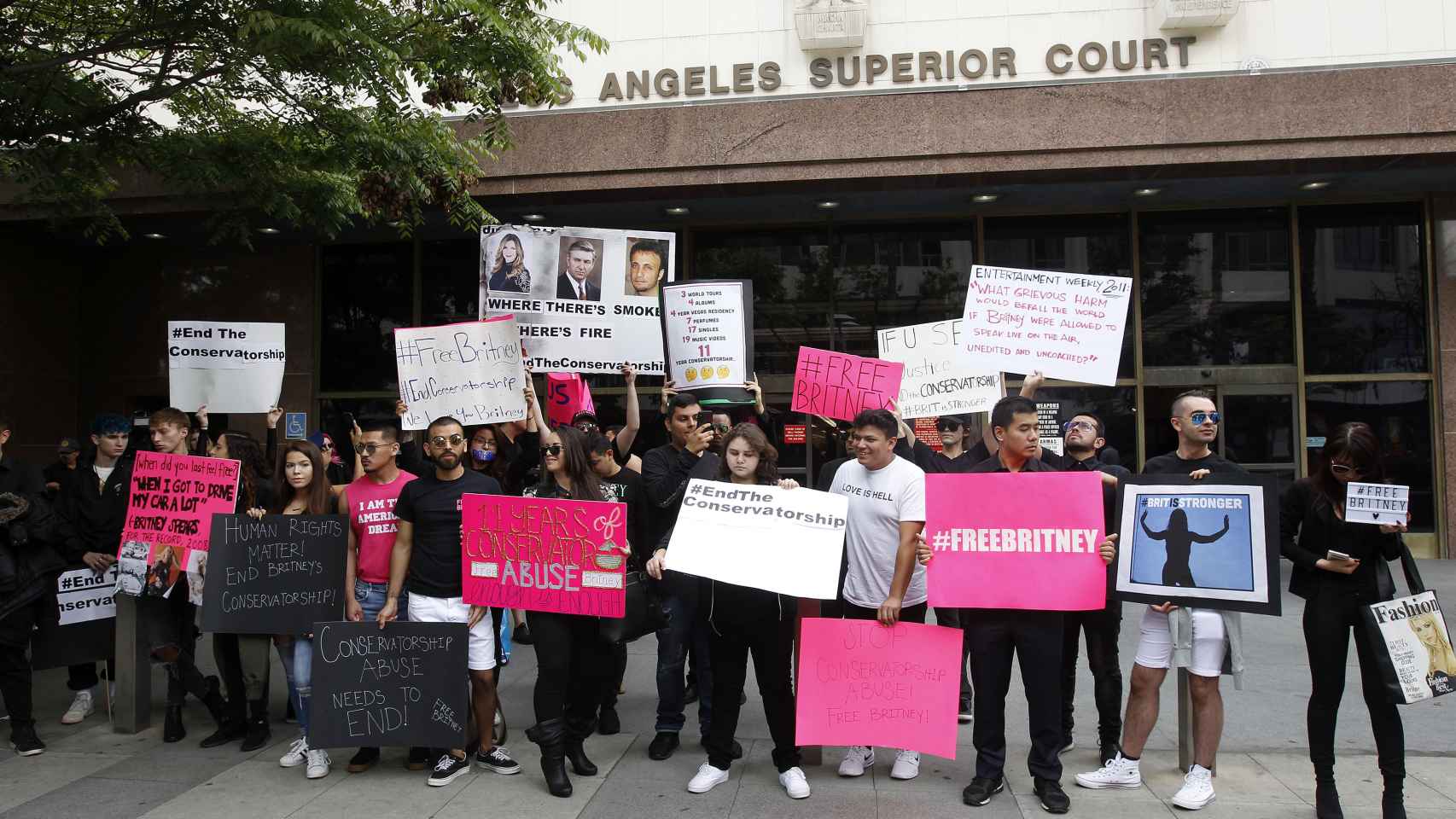 Manifestantes reunidos en las inmediaciones de los juzgados de Los Angeles.