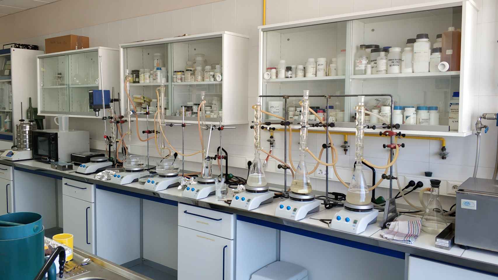 Laboratorios de la empresa Ficosterra destinados a la investigación de bioestimulantes.
