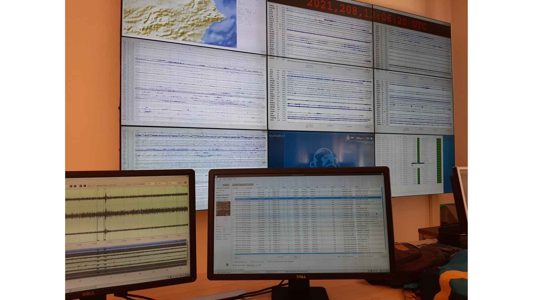 Paneles del centro de vigilancia de la red sísmica