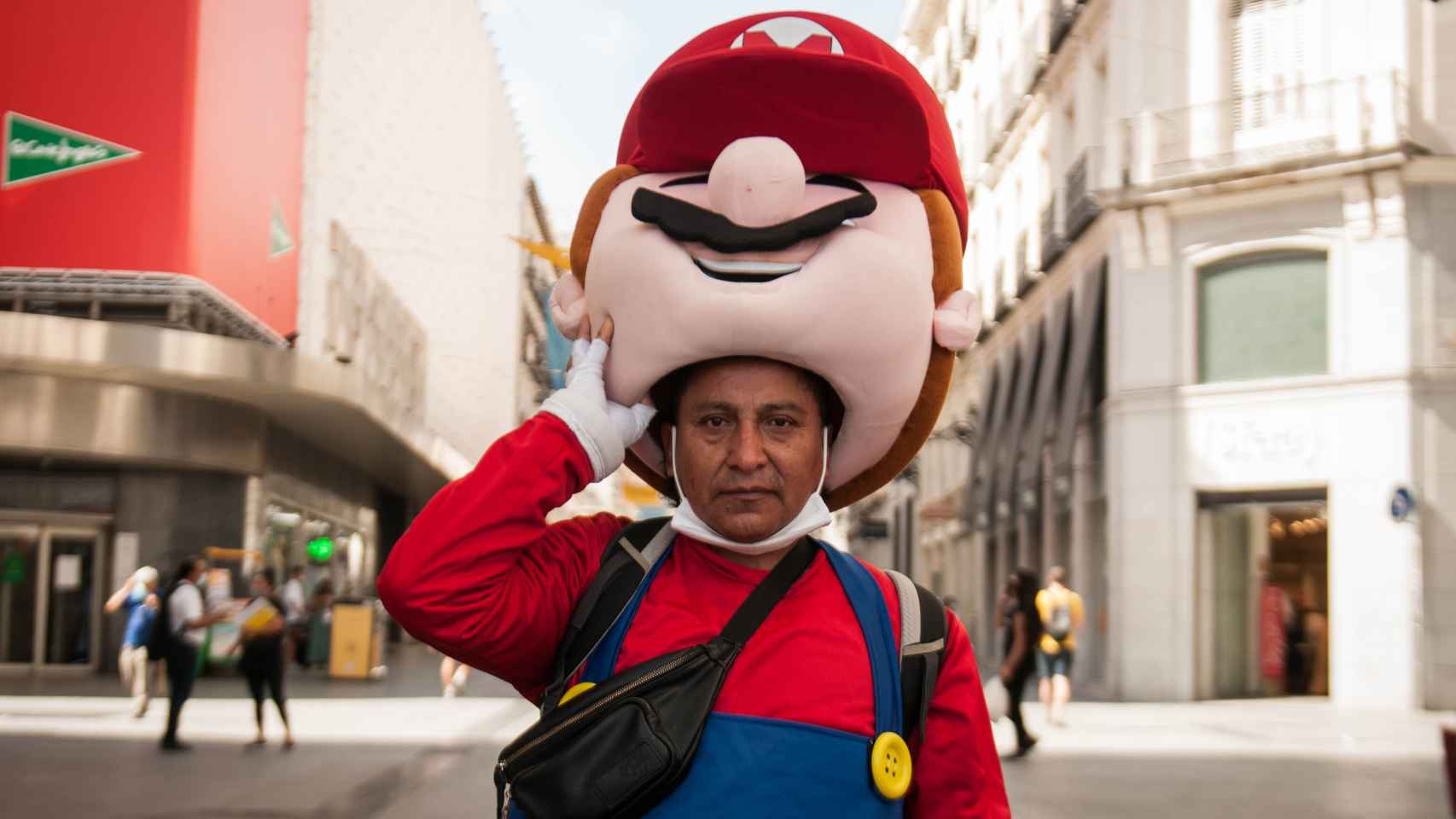 Mayer, peruano de 52 años, con su disfraz de Mario.