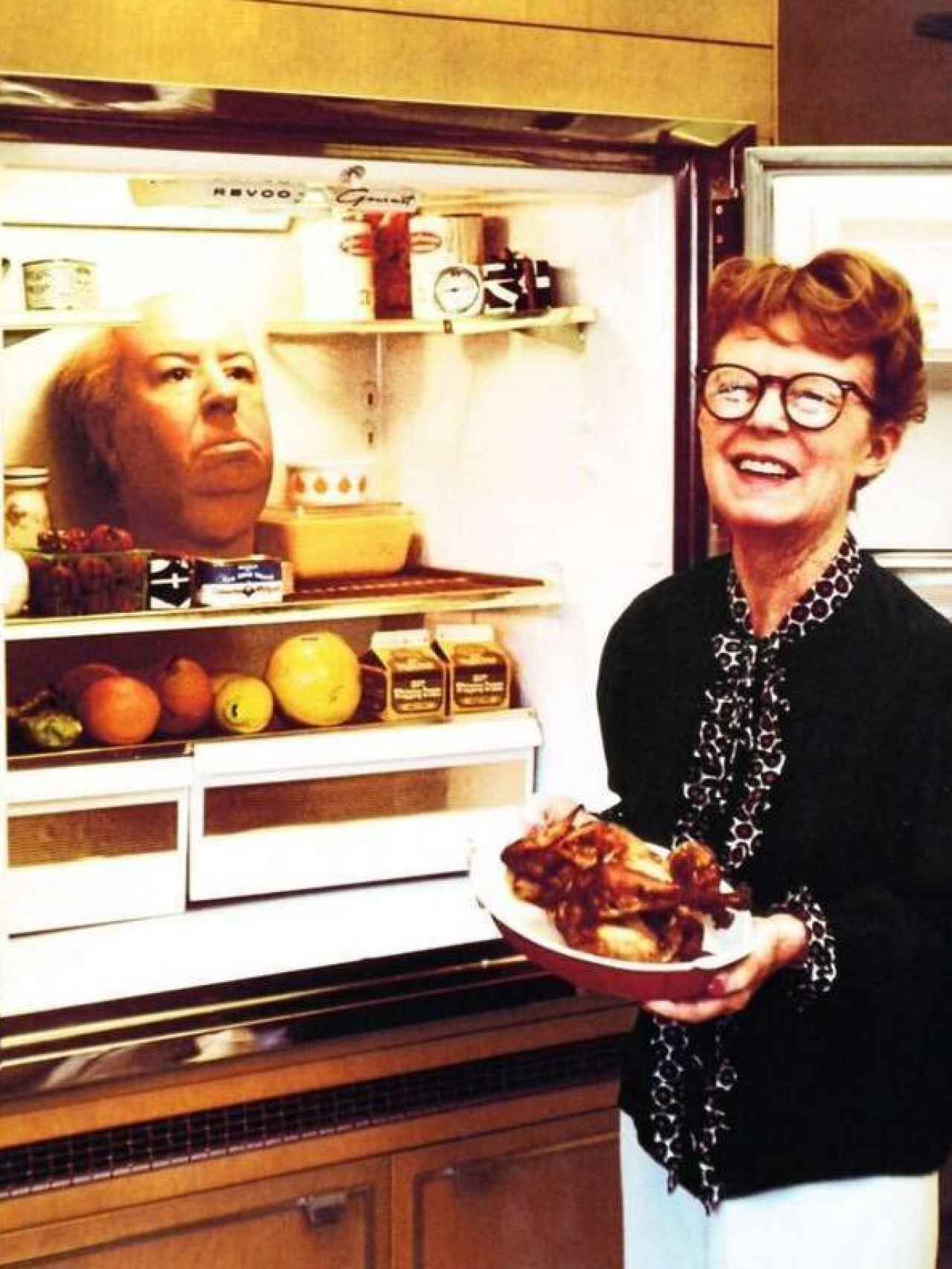La esposa de Alfred Hitchcock, Alma Reville, con la cabeza de cera de Alfred en el frigorífico, 1974.