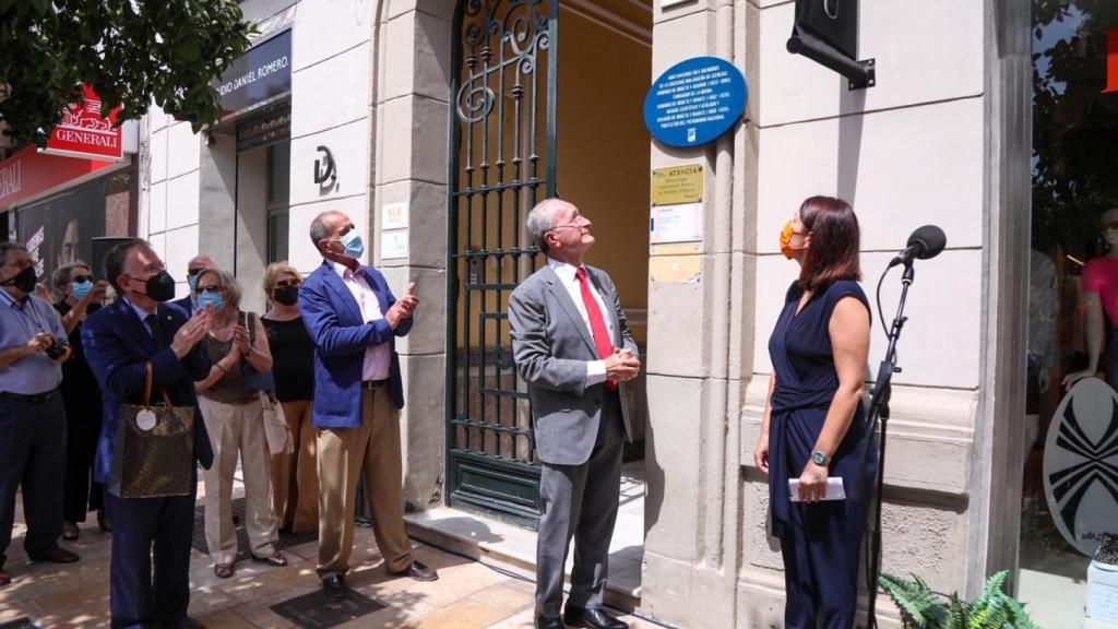 La placa se ha puesto en el edificio que fue residencia familiar.