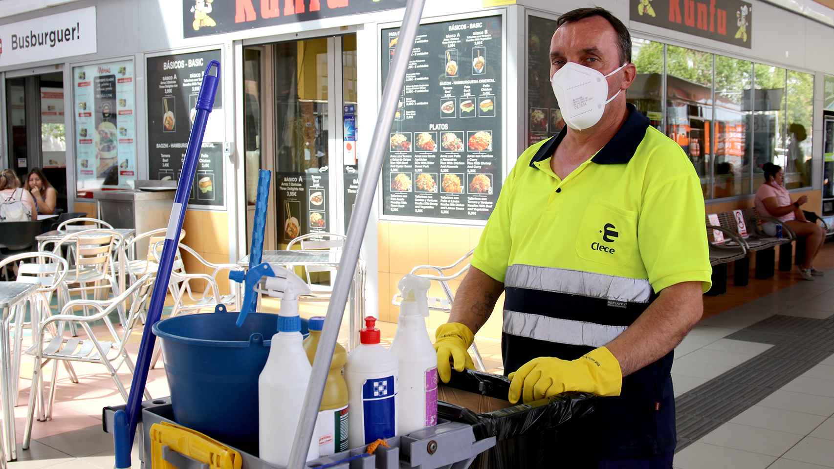 Juan Manuel, de 51 años, trabaja limpiando estaciones de autobús y asegura que hoy lleva fatal el calor.