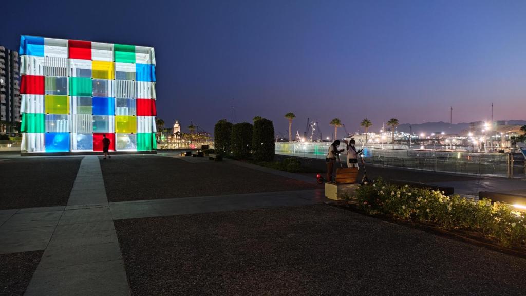 El cubo del Pompidou durante la noche es espectacular