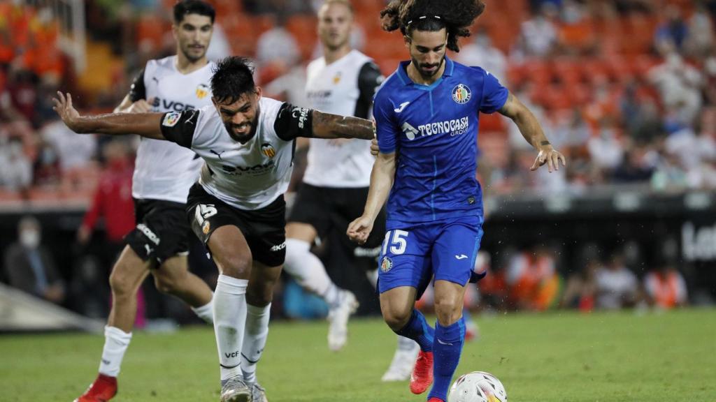 Cucurella controla un balón en el Valencia - Getafe