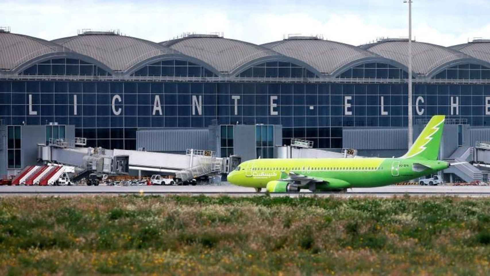 El aeropuerto de Alicante recupera el 75% del tráfico prepandemia.