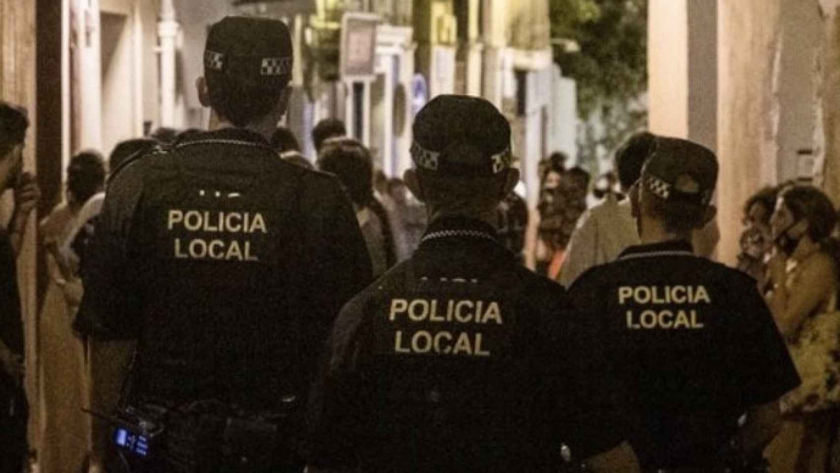 la Policía Local de Alicante vigila el cumplimiento del toque de queda.