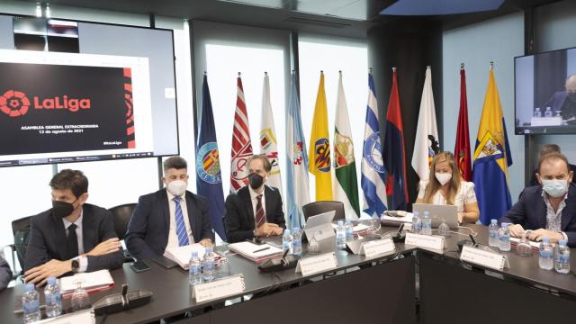 Los representantes de los diferentes clubes en la Asamblea en la que se aprobó el proyecto 'LaLiga Impulso'