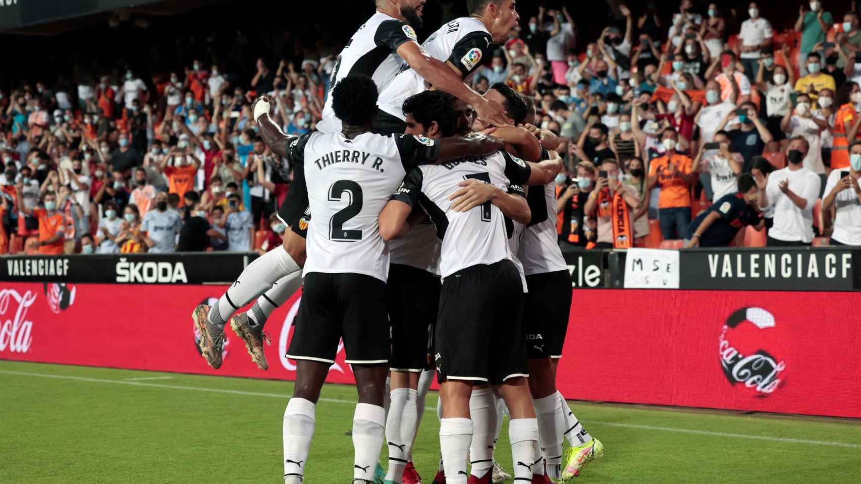 Los jugadores del Valencia celebrando un gol en Mestalla