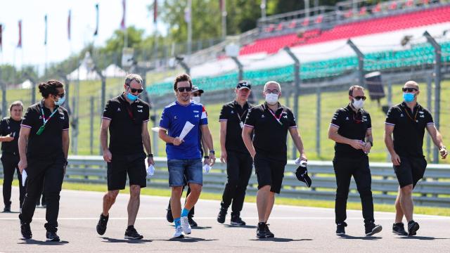 Fernando Alonso y su staff del equipo Alpine en el Gran Premio de Hungría