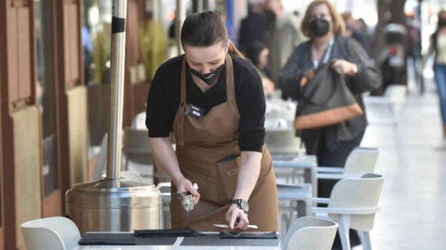 Tan solo el 6,6 % de los contratos hechos a jóvenes de Castilla-La Mancha son indefinidos