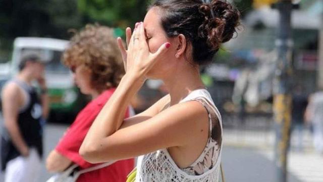 Una joven sufriendo en sus propias carnes la ola de calor.