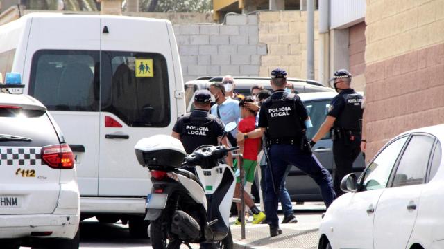 Inicio de la repatriación de menores este viernes en Ceuta, en el polideportivo Santa Amelia.