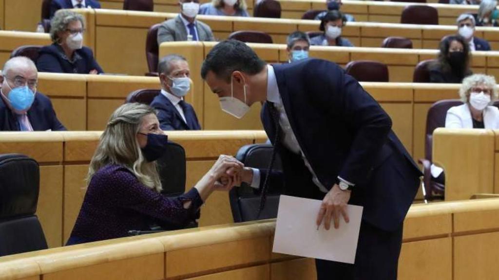 Sánchez y Yolanda Díaz, durante un pleno en el Senado.