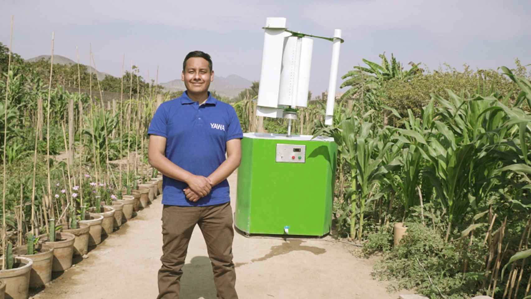 Max Hidalgo junto a las turbinas portátiles recolectoras del agua ganadoras el premio Campeones de la Tierra 2020.