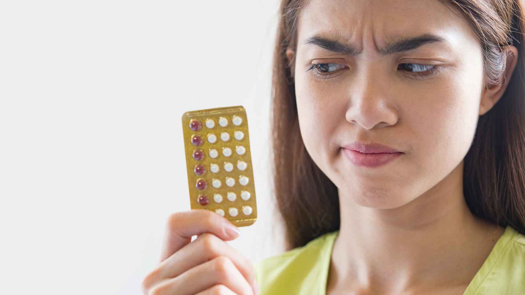 Una mujer con las pastillas anticonceptivas.