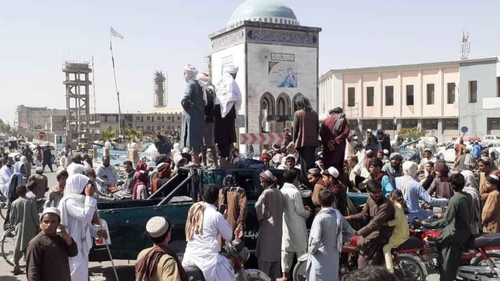 Los talibán se reúnen en la plaza de Kandahar, Afganistán, ciudad clave que conquistaron.