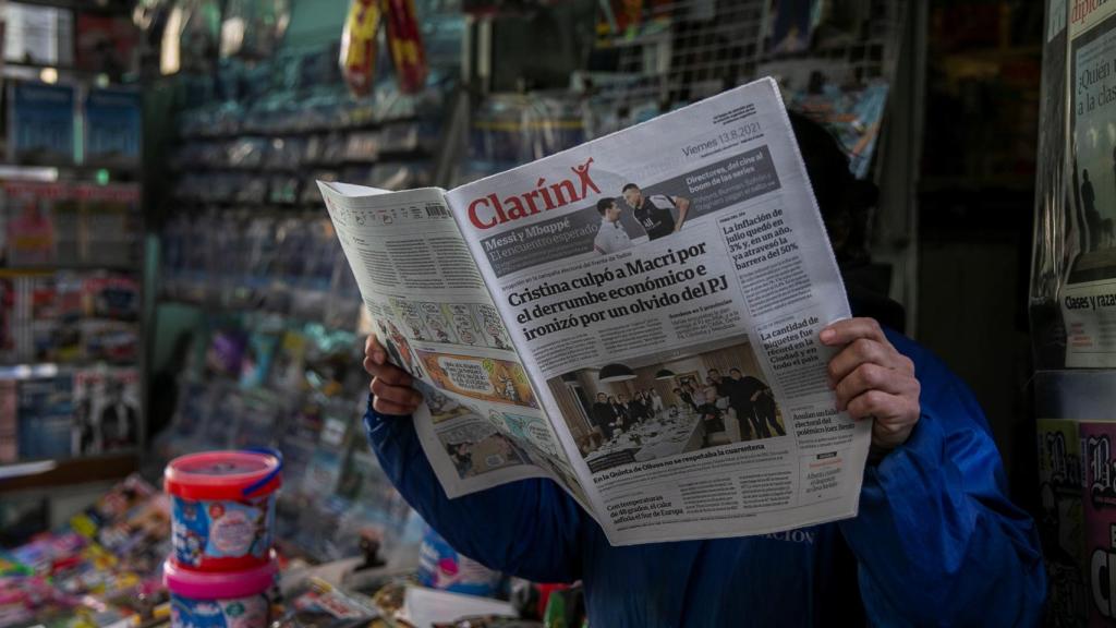 Portadas de los periódico Clarín y La Nación en un puesto de venta del centro de la capital.