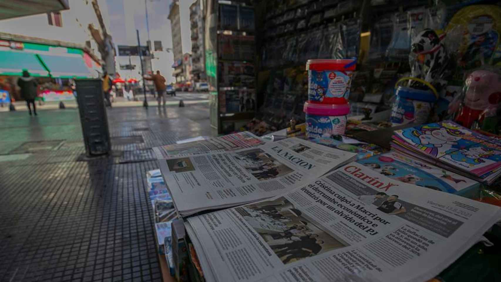 Portadas de los periódico Clarín y La Nación en un puesto de venta del centro de la capital.