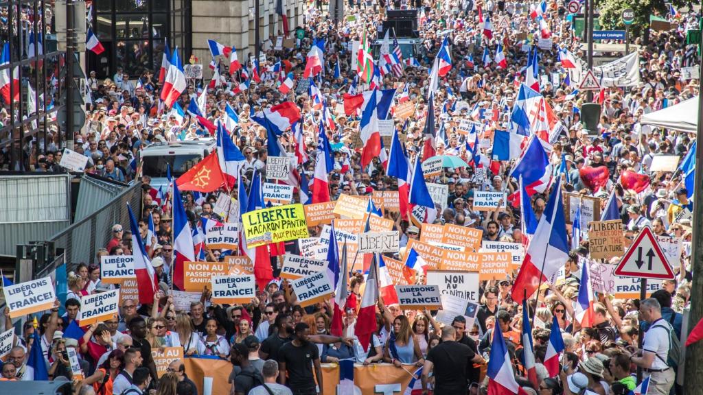 Miles de antivacunas vuelven a tomar las calles de Francia por quinto fin de semana consecutivo