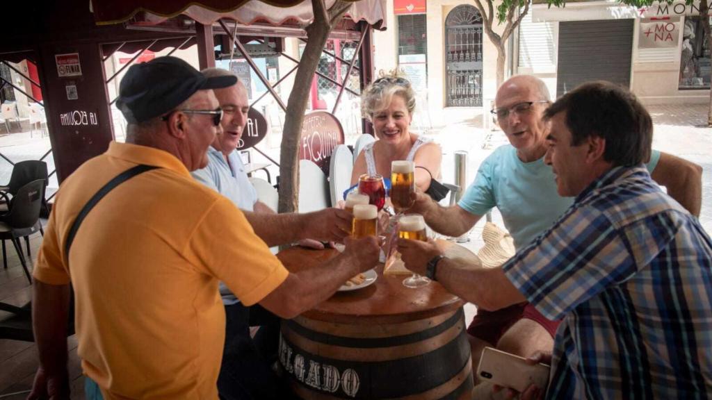 En Puente Genil la gente sigue acudiendo a las terrazas pese a las altas temperaturas.