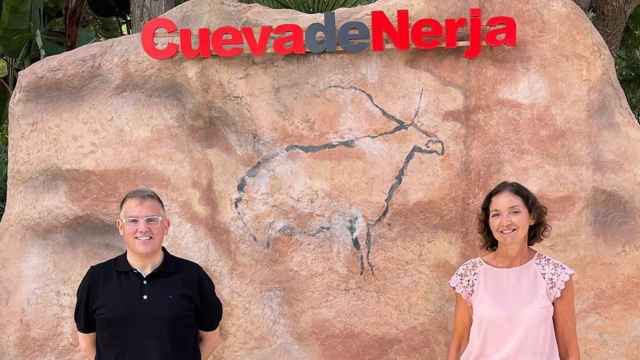 La ministra de Turismo, Reyes Maroto, en la Cueva de Nerja.