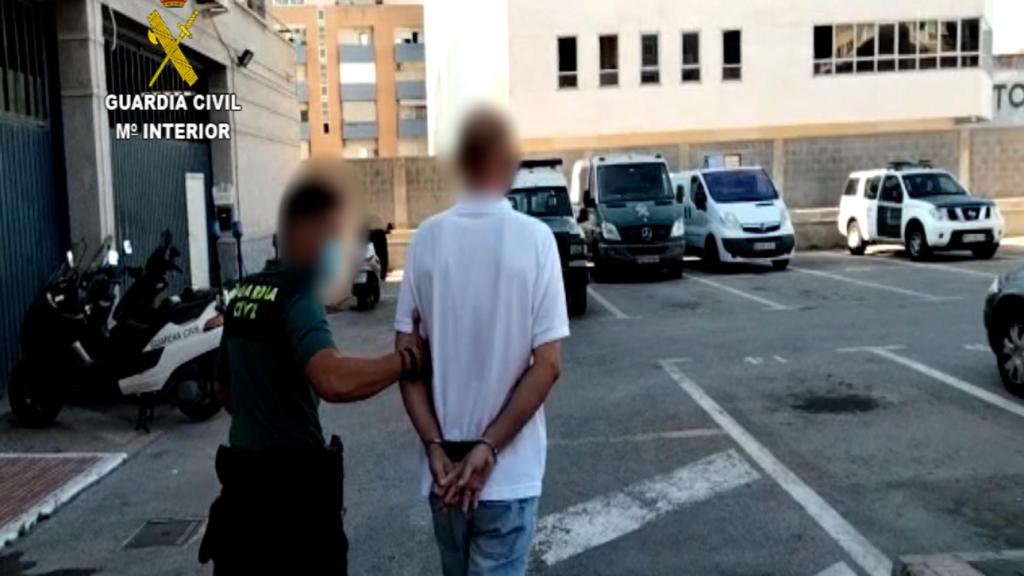 Detenido en Torrevieja un hombre que asaltaba viviendas disfrazándose de trabajador.