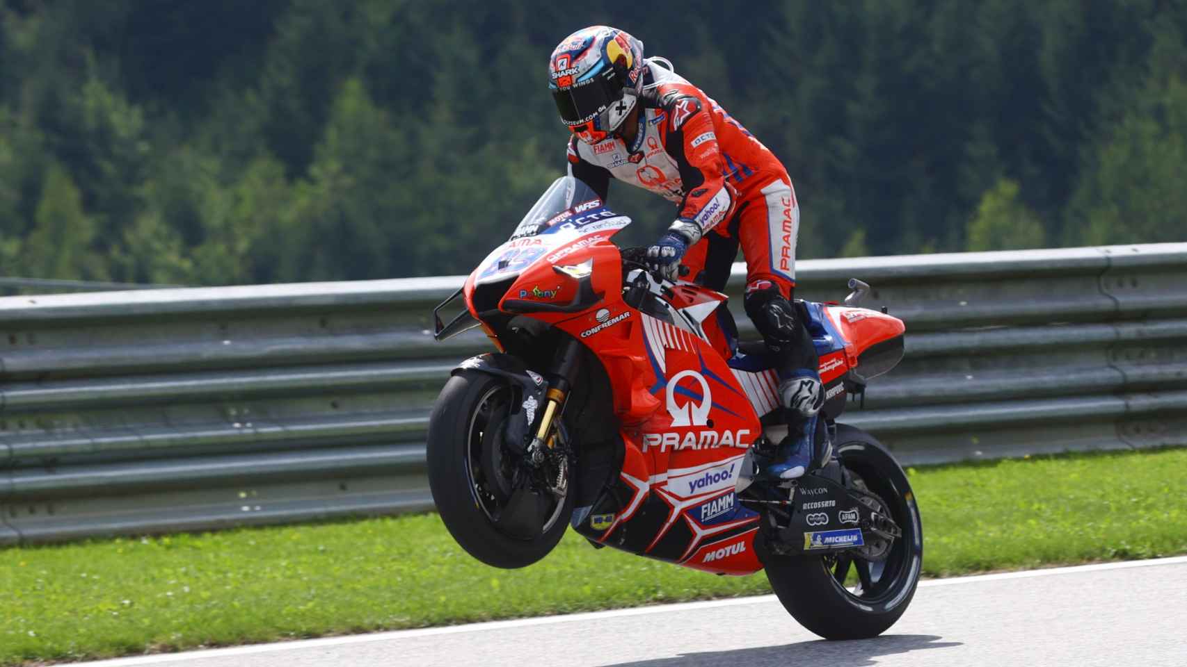 Jorge Martín levanta la rueda delantera de su Ducati, tras conseguir la pole en el Gran Premio de Austria.