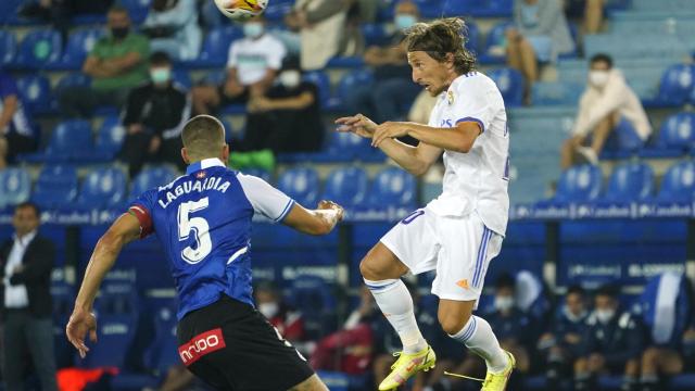 Luka Modric remata el balón con la cabeza