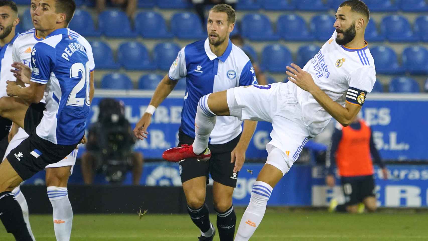 Karim Benzema remata a gol una pelota dentro del área del Alavés
