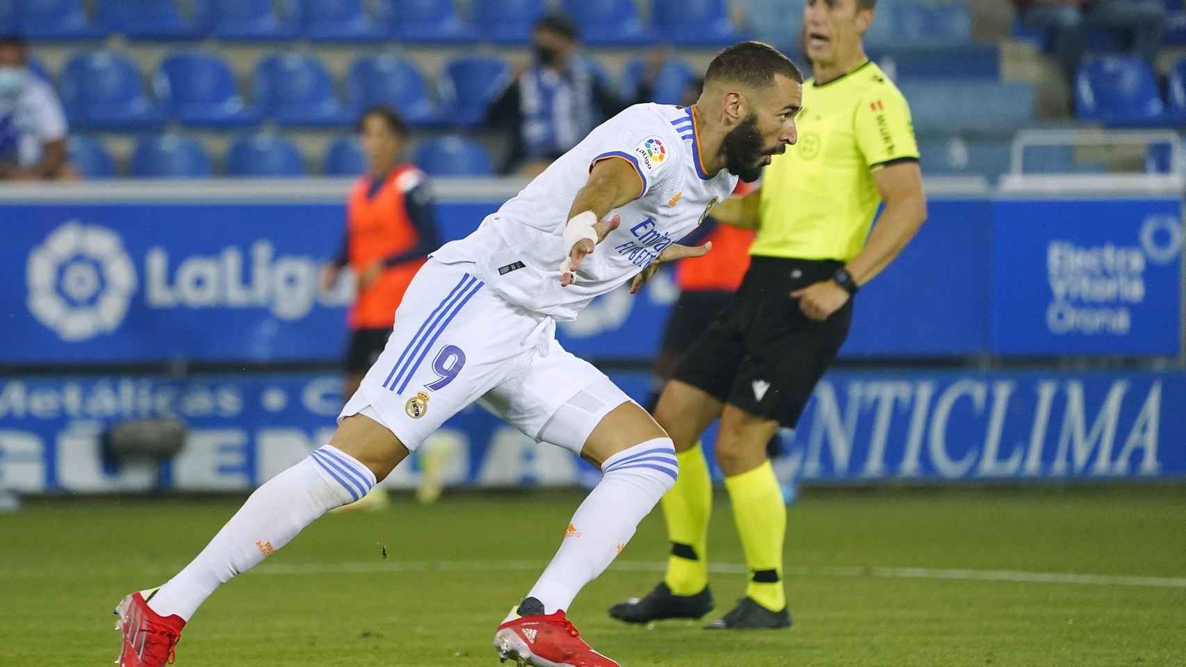 Karim Benzema celebra su gol al alavés