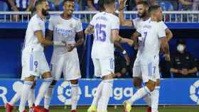 Karim Benzema celebra su segundo gol al Alavés con los jugadores del Real Madrid