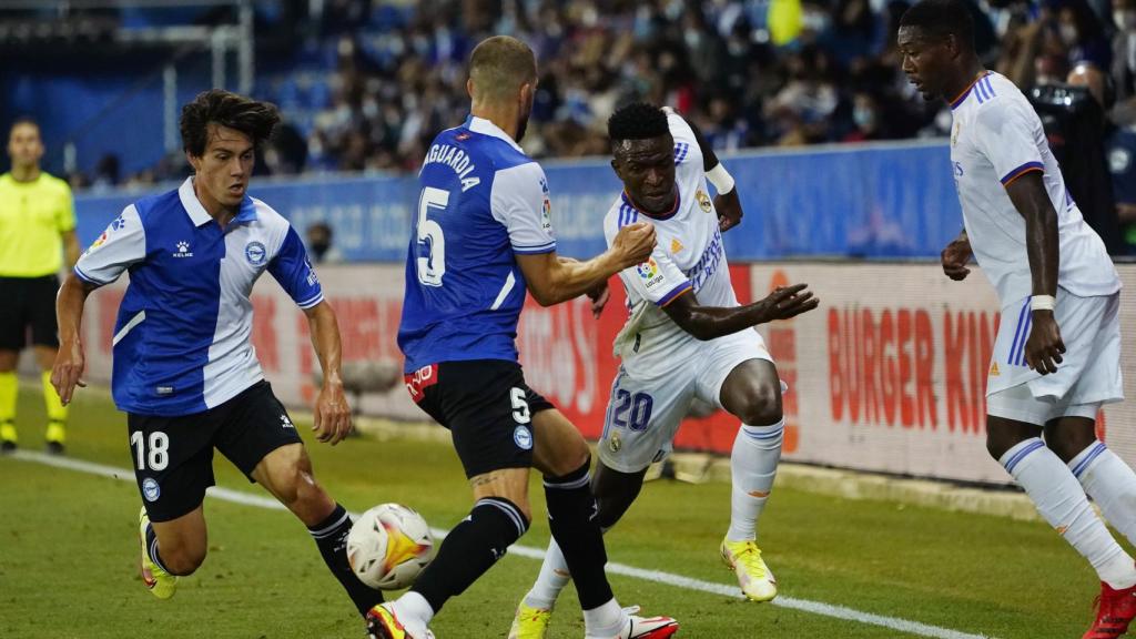 Vinicius disputando un balón frente al Alavés