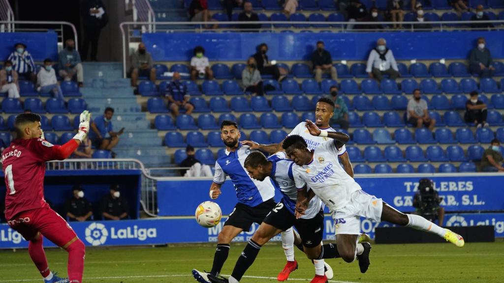Vinicius remata de cabeza y marca gol ante el Alavés
