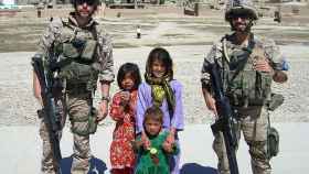 Militares españoles junto a un grupo de menores afganos.