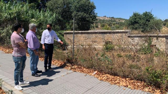 Varios concejales del PSOE junto a los restos de la fuente.