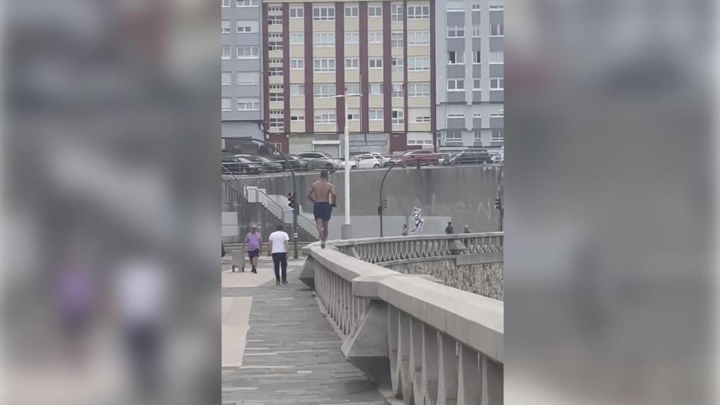 El ‘runner’ viral que corre por la balaustrada del paseo marítimo de A Coruña