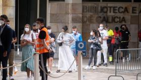 Varios jóvenes acuden a un dispositivo de vacunación contra el Covid-19 en la Cidade da Cultura.