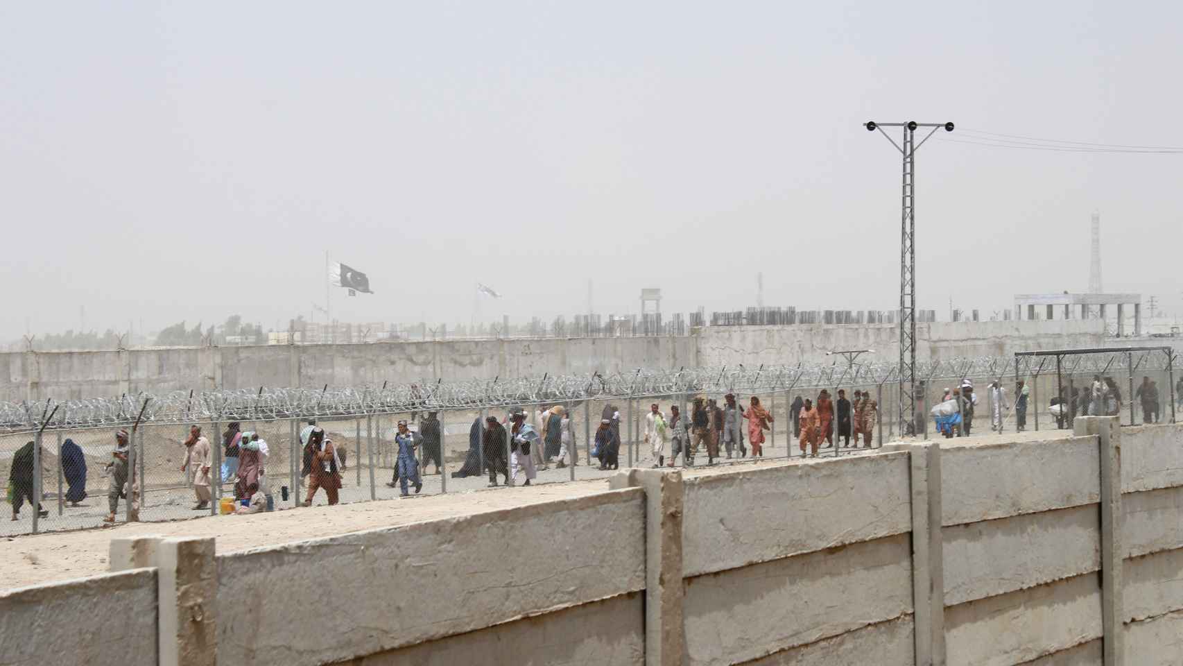 Los afganos  huyen por la frontera con Pakistán.
