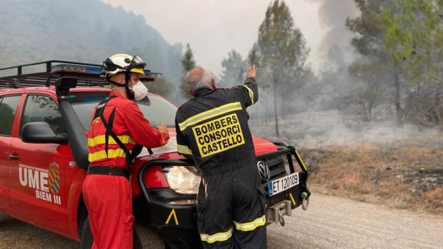 Efectivos de bomberos y la UME.