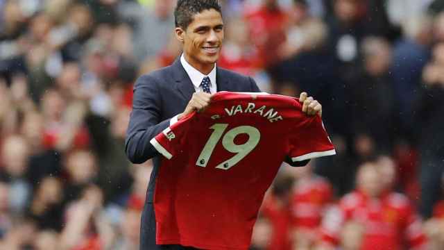 Varane posa con la camiseta del Manchester United en Old Trafford