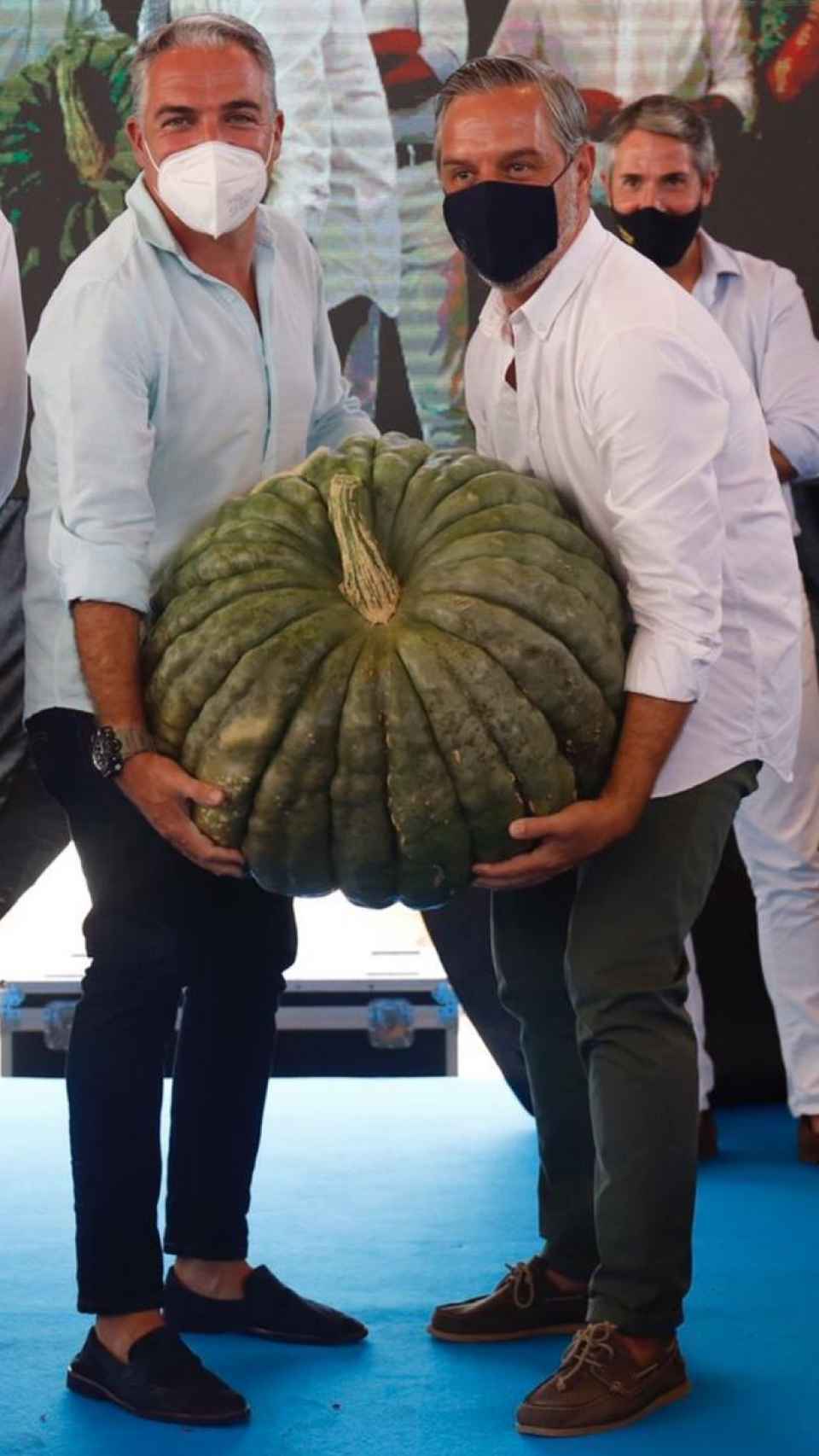 Elías Bendodo y Juan Bravo sostienen la calabaza de 80 kilos.