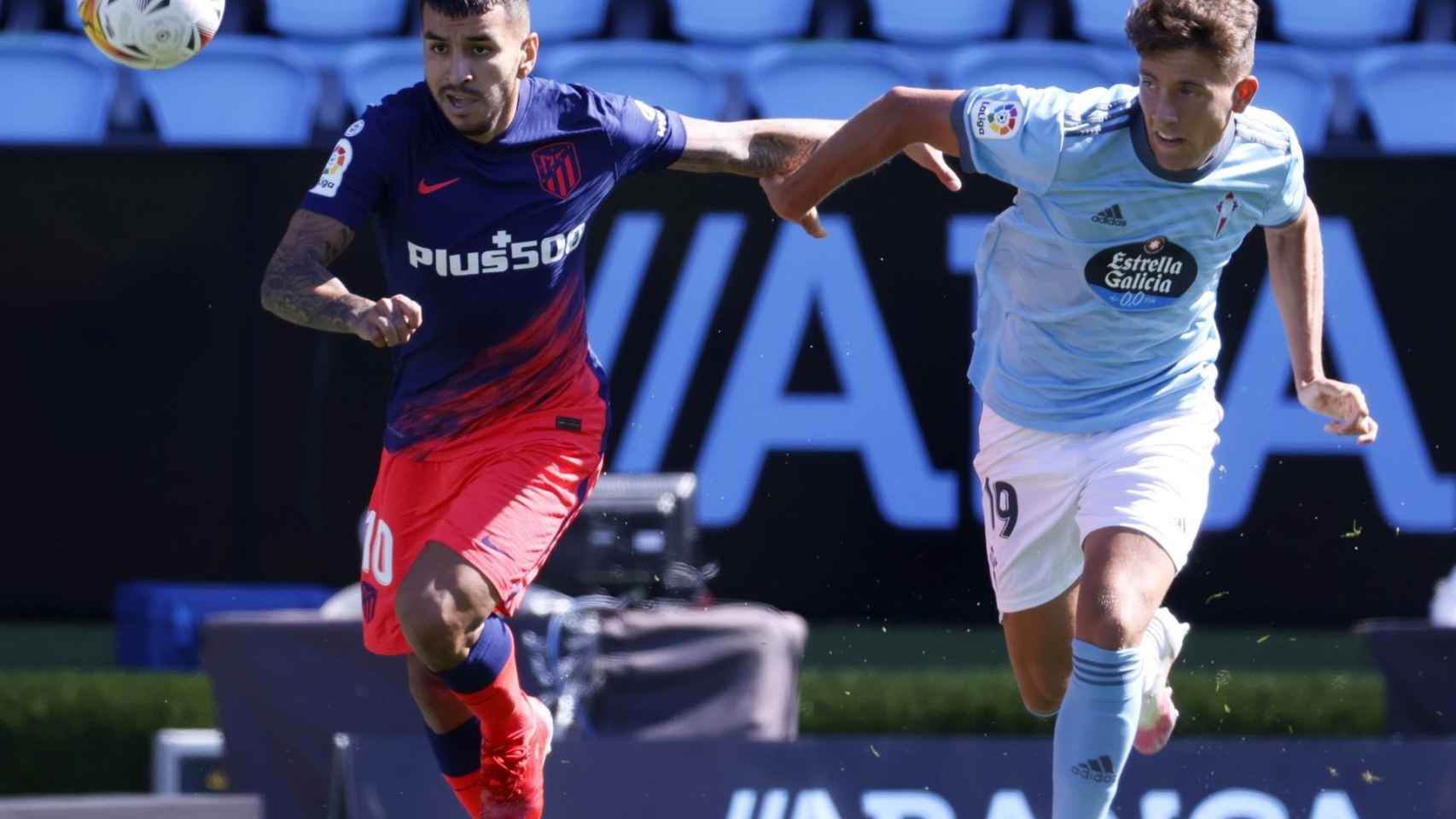 Correa (Atlético de Madrid) peleando un balón ante Fontán (Celta)