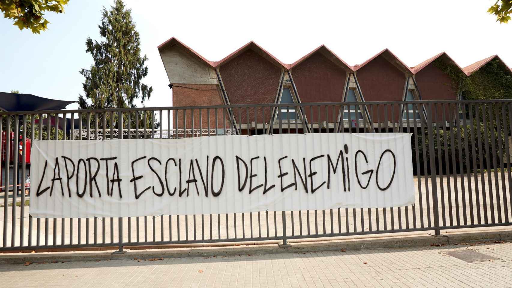 Pancarta contra Laporta en el Camp Nou