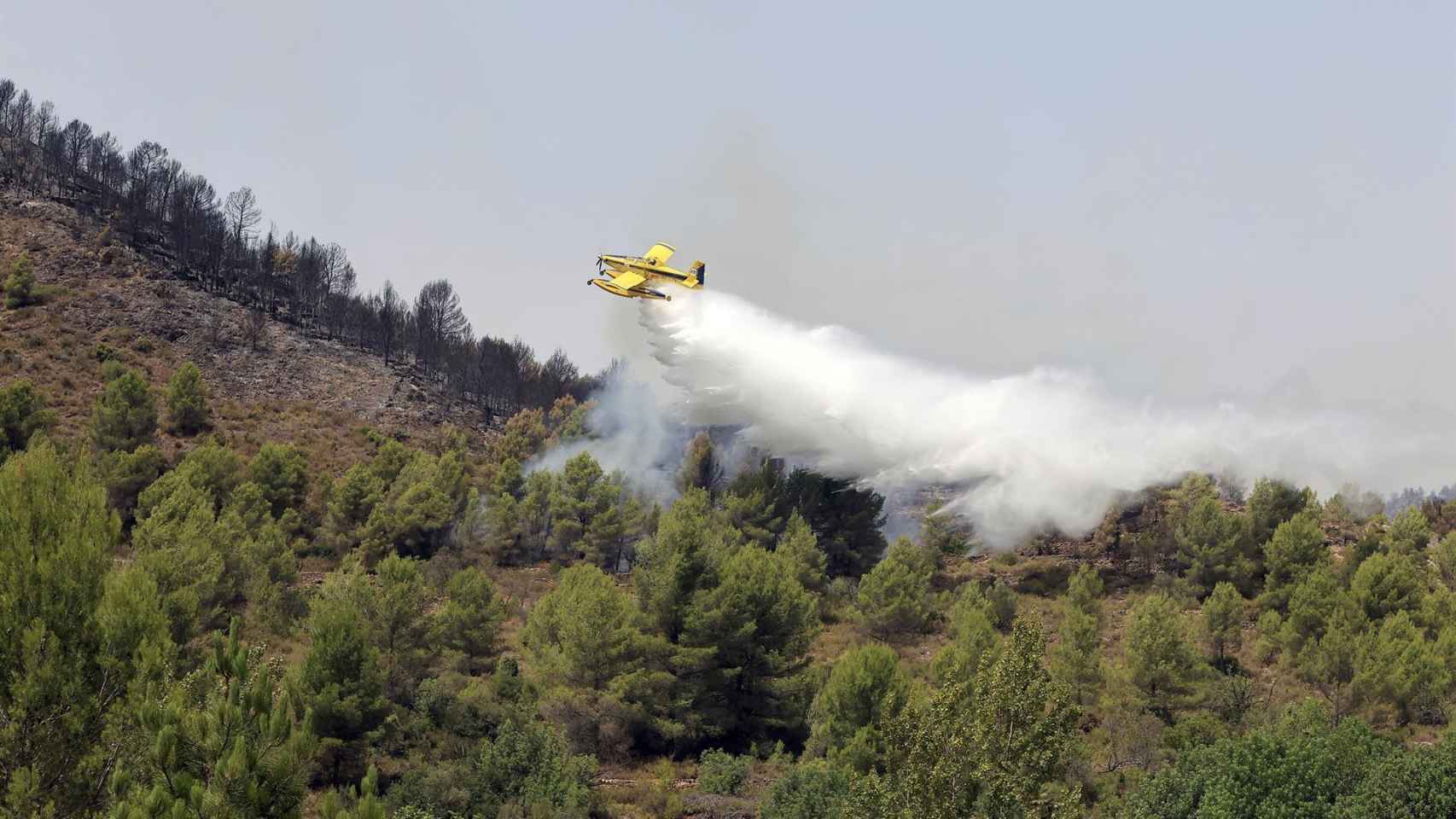 Un avión tirando agua sobre el incendio de Castellón.