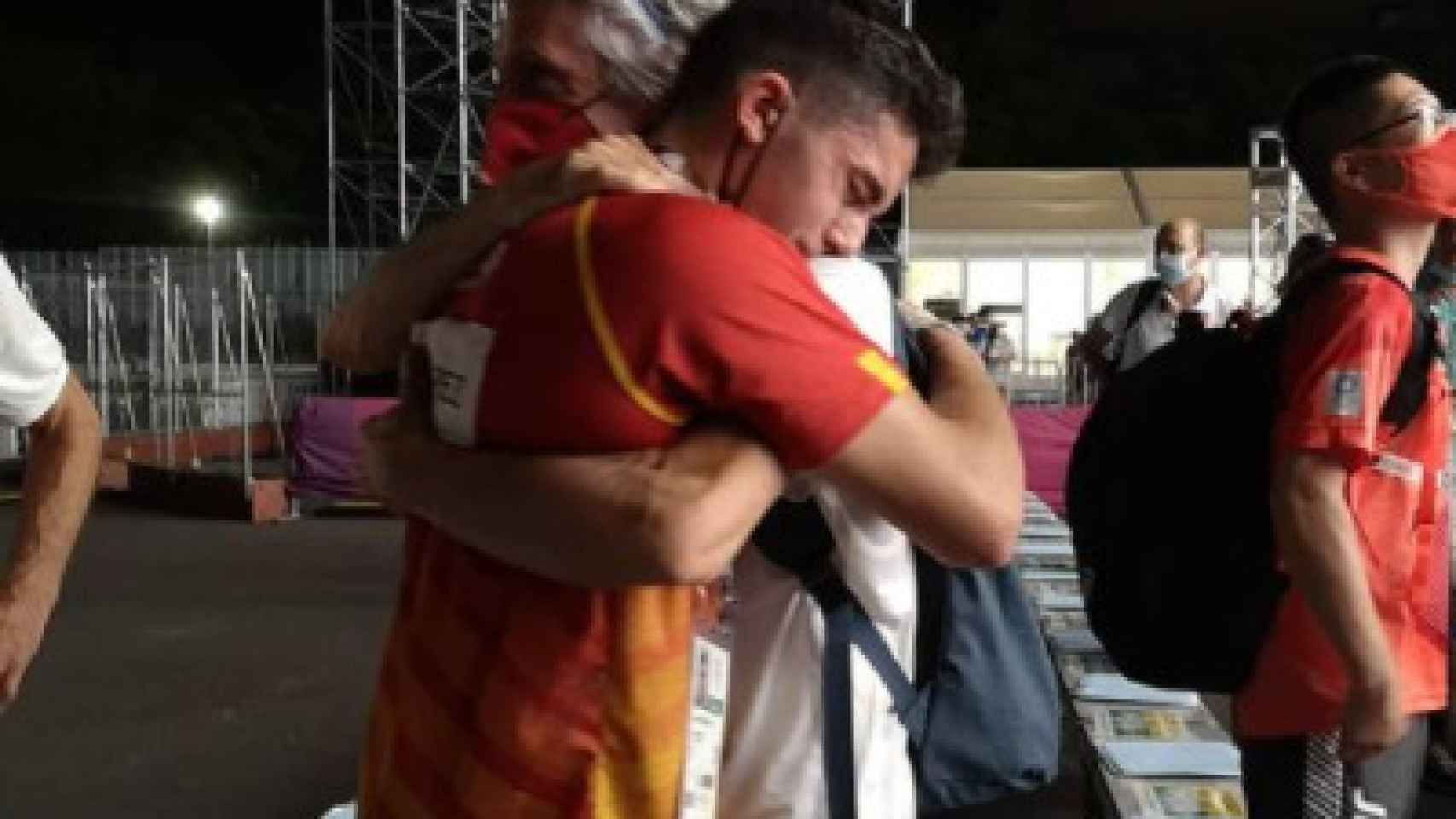 David Macià y Alberto Ginés abrazados en Tokio 2020