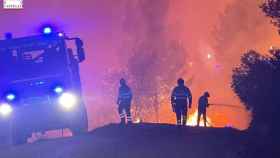 Evacúan un pueblo de Castellón por un incendio en el que ha tenido que intervenir el ejército.